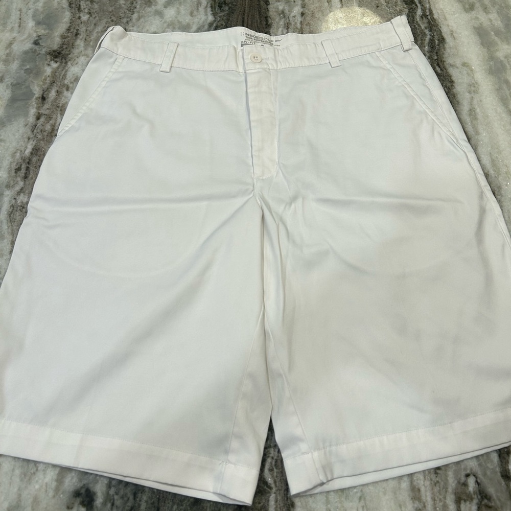 Men’s Nike size 32 white dri-fit golf shorts